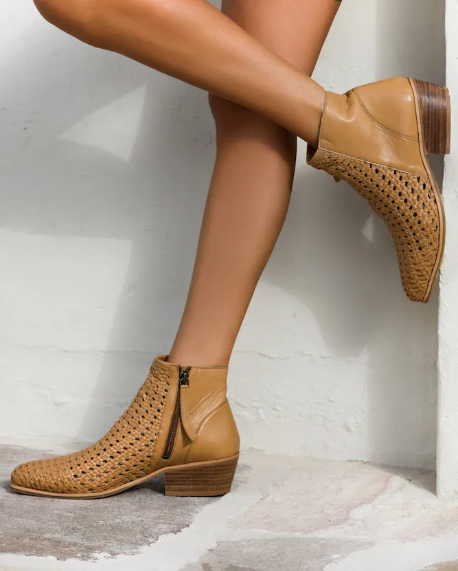 HUMAN PREMIUM Quest Boots Natural